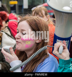 London, UK , 6e, apr 2016. Les médecins à St.Thomas' Hospital sur les lignes de piquetage durant la grève de 48 heures, avec le couvercle d'urgence uniquement, dans le différend sur les contrats avec le gouvernement. David Rowe/Alamy Live News Banque D'Images