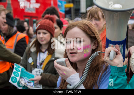 London, UK , 6e, apr 2016. Les médecins à St.Thomas' Hospital sur les lignes de piquetage durant la grève de 48 heures, avec le couvercle d'urgence uniquement, dans le différend sur les contrats avec le gouvernement. David Rowe/Alamy Live News Banque D'Images