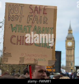 London, UK , 6e, apr 2016. Les médecins à St.Thomas' Hospital sur les lignes de piquetage durant la grève de 48 heures, avec le couvercle d'urgence uniquement, dans le différend sur les contrats avec le gouvernement. David Rowe/Alamy Live News Banque D'Images