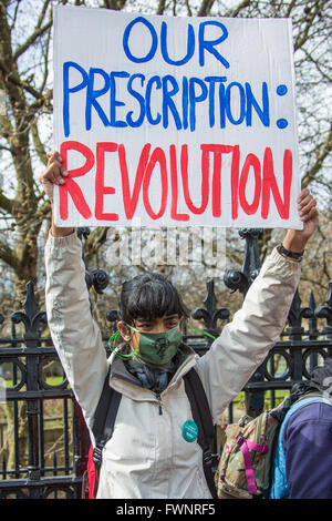 London, UK , 6e, apr 2016. Les médecins à St.Thomas' Hospital sur les lignes de piquetage durant la grève de 48 heures, avec le couvercle d'urgence uniquement, dans le différend sur les contrats avec le gouvernement. David Rowe/Alamy Live News Banque D'Images