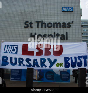 London, UK , 6e, apr 2016. Les médecins à St.Thomas' Hospital sur les lignes de piquetage durant la grève de 48 heures, avec le couvercle d'urgence uniquement, dans le différend sur les contrats avec le gouvernement. David Rowe/Alamy Live News Banque D'Images