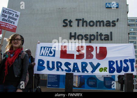 London, UK , 6e, apr 2016. Les médecins à St.Thomas' Hospital sur les lignes de piquetage durant la grève de 48 heures, avec le couvercle d'urgence uniquement, dans le différend sur les contrats avec le gouvernement. David Rowe/Alamy Live News Banque D'Images