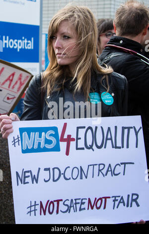 London, UK , 6e, apr 2016. Les médecins à St.Thomas' Hospital sur les lignes de piquetage durant la grève de 48 heures, avec le couvercle d'urgence uniquement, dans le différend sur les contrats avec le gouvernement. David Rowe/Alamy Live News Banque D'Images