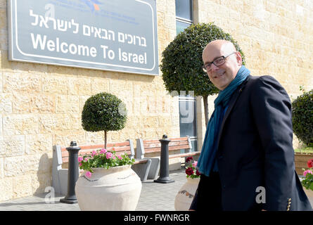 Tel Aviv, Israël. 06 avr, 2016. Torsten Albig, premier ministre de l'état allemand Schleswig-Holstein, arrive à l'aéroport de Tel Aviv, Israël, 06 avril 2016. Albig est sur une visite de trois jours en Israël. Photo : Carsten REHDER/dpa/Alamy Live News Banque D'Images