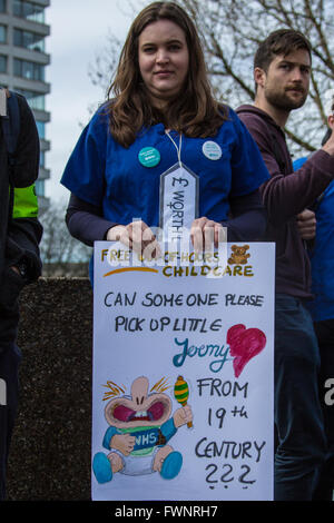 London, UK , 6e, apr 2016. Les médecins à St.Thomas' Hospital sur les lignes de piquetage durant la grève de 48 heures, avec le couvercle d'urgence uniquement, dans le différend sur les contrats avec le gouvernement. David Rowe/Alamy Live News Banque D'Images