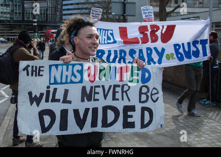 London, UK , 6e, apr 2016. Les médecins à St.Thomas' Hospital sur les lignes de piquetage durant la grève de 48 heures, avec le couvercle d'urgence uniquement, dans le différend sur les contrats avec le gouvernement. David Rowe/Alamy Live News Banque D'Images