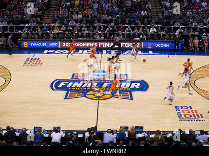 Indianapolis, Indiana, USA. Le 05 Avr, 2016. Une vue générale au cours de l'action de jeu de basket-ball de NCAA entre l'Orange de Syracuse et le Connecticut Huskies au Bankers Life Fieldhouse à Indianapolis, Indiana. Connecticut défait Syracuse 82-51. John Mersits/CSM/Alamy Live News Banque D'Images