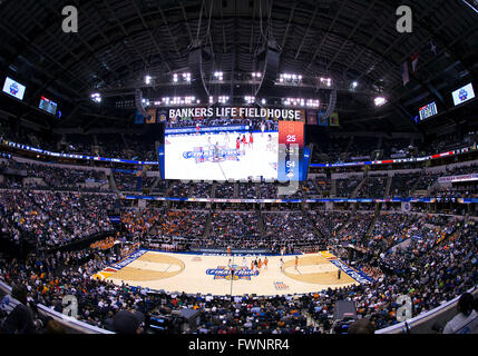 Indianapolis, Indiana, USA. Le 05 Avr, 2016. Une vue générale au cours de l'action de jeu de basket-ball de NCAA entre l'Orange de Syracuse et le Connecticut Huskies au Bankers Life Fieldhouse à Indianapolis, Indiana. Connecticut défait Syracuse 82-51. John Mersits/CSM/Alamy Live News Banque D'Images