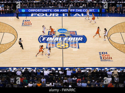 Indianapolis, Indiana, USA. Le 05 Avr, 2016. Une vue générale au cours de l'action de jeu de basket-ball de NCAA entre l'Orange de Syracuse et le Connecticut Huskies au Bankers Life Fieldhouse à Indianapolis, Indiana. Connecticut défait Syracuse 82-51. John Mersits/CSM/Alamy Live News Banque D'Images