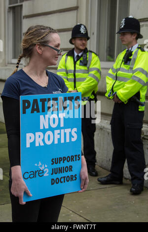 Londres, Royaume-Uni. 06 avril 2016. Les infirmières et les médecins ont défilé et ont organisé un die-in au ministère de la Santé pour protester contre les gouvernements visant à ax le NHS Régime de bourse. Crédit : David Rowe/Alamy Live News Banque D'Images