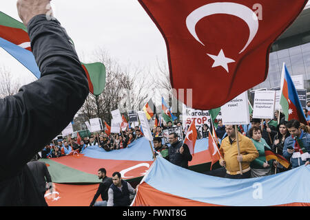 Berlin, Berlin, Allemagne. 6ème apr 2016. Les manifestants tenant des drapeaux et bannières comme des manifestants turcs et azerbaïdjanais manifester contre le Président, en face de la chancellerie fédérale. Le conflit frontalier du Haut-Karabakh entre l'Arménie et l'Azerbaïdjan a récemment augmenté. © Jan Scheunert/ZUMA/Alamy Fil Live News Banque D'Images