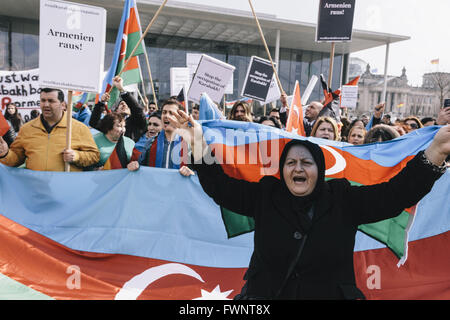 Berlin, Allemagne. 6ème apr 2016. Une femme âgée qui agitait un drapeau azerbaïdjanais et turc ainsi que des protestataires qui manifestaient contre le Président, en face de la chancellerie fédérale. Le conflit frontalier du Haut-Karabakh entre l'Arménie et l'Azerbaïdjan a récemment augmenté. © Jan Scheunert/ZUMA/Alamy Fil Live News Banque D'Images