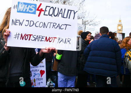 St Thomas Hospital, Londres, 6 avril 2016 Médecins en une autre étape 48 heures de grève à l'extérieur de St Thomas Hospital, Londres, contre les nouveaux contrats en raison d'être imposées par le Gouvernement et le ministre de la santé, Jeremy Hunt. La grève a commencé à 8h du mercredi avec aucun signe d'une résolution et pas de nouveaux pourparlers prévus. Credit : Dinendra Haria/Alamy Live News Banque D'Images