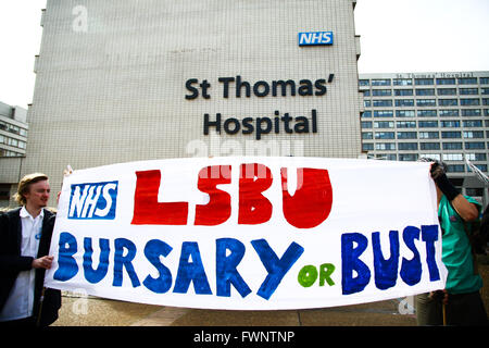 St Thomas Hospital, Londres, 6 avril 2016 Médecins en une autre étape 48 heures de grève à l'extérieur de St Thomas Hospital, Londres, contre les nouveaux contrats en raison d'être imposées par le Gouvernement et le ministre de la santé, Jeremy Hunt. La grève a commencé à 8h du mercredi avec aucun signe d'une résolution et pas de nouveaux pourparlers prévus. Credit : Dinendra Haria/Alamy Live News Banque D'Images