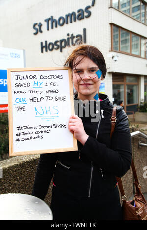 St Thomas Hospital, Londres, 6 avril 2016 Médecins en une autre étape 48 heures de grève à l'extérieur de St Thomas Hospital, Londres, contre les nouveaux contrats en raison d'être imposées par le Gouvernement et le ministre de la santé, Jeremy Hunt. La grève a commencé à 8h du mercredi avec aucun signe d'une résolution et pas de nouveaux pourparlers prévus. Credit : Dinendra Haria/Alamy Live News Banque D'Images