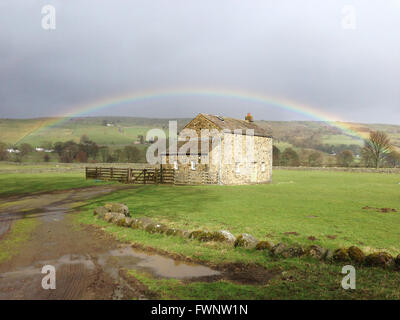 Holwick, Middleton-in-Teesdale, Co Durham, Royaume-Uni. 6e avril 2016. Les averses d'avril dans la région de Teesdale que le soleil allume un peu spectaculaire arc-en-ciel sur Shepherd's Cottage en Holwick Pennine Hills dans le Nord. Credit : Kathryn Hext/Alamy Live News Banque D'Images