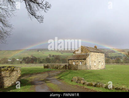 Holwick, Middleton-in-Teesdale, Co Durham, Royaume-Uni. 6e avril 2016. Les averses d'avril dans la région de Teesdale que le soleil allume un peu spectaculaire arc-en-ciel sur Shepherd's Cottage en Holwick Pennine Hills dans le Nord. Credit : Kathryn Hext/Alamy Live News Banque D'Images