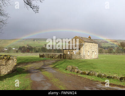 Holwick, Middleton-in-Teesdale, Co Durham, Royaume-Uni. 6e avril 2016. Les averses d'avril dans la région de Teesdale que le soleil allume un peu spectaculaire arc-en-ciel sur Shepherd's Cottage en Holwick Pennine Hills dans le Nord. Credit : Kathryn Hext/Alamy Live News Banque D'Images