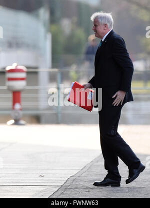 Berlin, Allemagne. 06 avr, 2016. Horst Seehofer, chef de l'Union chrétienne-sociale (CSU), les chefs du parti à la Chancellerie fédérale à Berlin, Allemagne, 06 avril 2016. Les dirigeants des partis de la coalition du gouvernement de l'Allemagne, comme la chancelière allemande Angela Merkel de l'Union chrétienne-démocrate (CDU), Vice-chancelier allemand Sigmar Gabriel du Parti Social-démocrate (SPD) et le premier ministre bavarois Horst Seehofer de l'Union chrétienne sociale (CSU), consistent à répondre à la chancellerie dans la soirée du même jour. Photo : RAINER JENSEN/dpa/Alamy Live News Banque D'Images