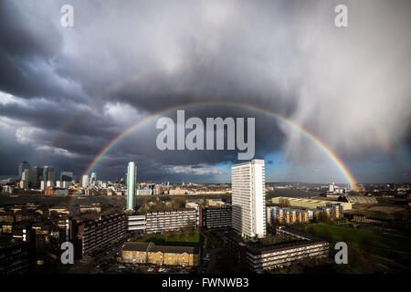 Londres, Royaume-Uni. 06 avril 2016. Météo France : pauses pendant une tempête de pluie au coucher du soleil sur le sud-est de Londres Crédit : Guy Josse/Alamy Live News Banque D'Images