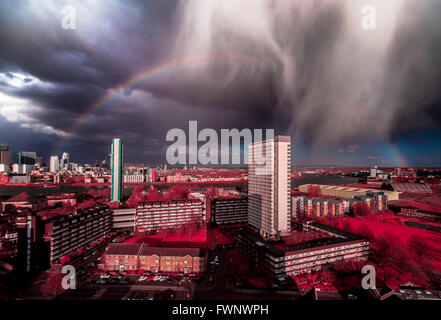 Londres, Royaume-Uni. 06 avril 2016. Météo France : pauses pendant une tempête de pluie au coucher du soleil sur le sud-est de Londres. Photographié dans l'Infrarouge Crédit : Guy Josse/Alamy Live News Banque D'Images