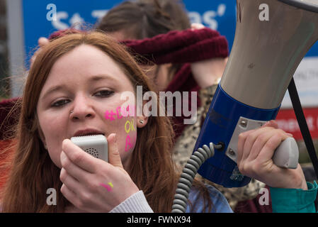 Londres, Royaume-Uni. 06 avril 2016. Danielle Tiplady - Président de King's College de Londres La Société de soins infirmiers et obstétricaux et un chef de la bourse ou bust' campagne s'adresse à des médecins en la ligne de piquetage. L'appui aux étudiants aux médecins en grève et ils appuient thecampaiogn bursariesthat à conserver le NHS ont permis à nombre de milieux pauvres pour former les infirmières. Elle a le mot '# BursareisOrBust' sur sa joue. Peter Marshall/Alamy Live News Banque D'Images