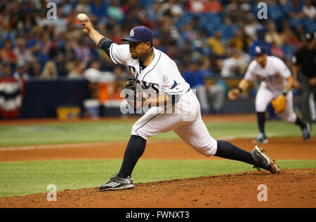 Saint Petersburg, Florida, USA. 6ème apr 2016. Vous VRAGOVIC | fois.Rays de Tampa Bay le lanceur partant Erasmo Ramirez (30) throws à droite des Blue Jays de Toronto Jose Bautista fielder (19) dans la huitième manche du match entre les Rays de Tampa Bay et les Blue Jays de Toronto au Tropicana Field à Saint-Pétersbourg, en Floride, le mercredi 6 avril 2016. Les Rays de Tampa Bay a battu les Blue Jays de Toronto 5-3, le fractionnement de la série. © Vous Vragovic/Tampa Bay Times/ZUMA/Alamy Fil Live News Banque D'Images
