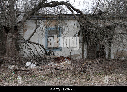 Une photo prise le 28 mars 2011 montre maison abandonnée dans la ville de Tchernobyl, à 9 km de la centrale nucléaire de Tchernobyl. Après l'explosion à la centrale nucléaire de Tchernobyl, 30 km de la zone d'exclusion a été créé autour du site. L'ensemble de ces zones sont désertes et entouré par des points de contrôle. Mar 28, 2011. © Michel Stepanov/ZUMA/Alamy Fil Live News Banque D'Images