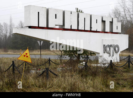 Une photo prise le 27 novembre 2012 montre le panneau routier Pripyat est vu près de la ville fantôme Prypyat où les travailleurs de l'usine nucléaire de Tchernobyl a vécu. L'explosion de la quatrième unité de puissance nucléaire de Tchernobyl en 1986 personnes ont dû quitter leur maison pour ne jamais revenir en arrière. L'évacuation de la population a duré trois heures le 27 avril 1986. La ville reste une ville fantôme près de la centrale nucléaire de Tchernobyl et est toujours vide. 27 Nov, 2012. © Michel Stepanov/ZUMA/Alamy Fil Live News Banque D'Images