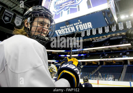 Tampa, Floride, USA. 6ème apr 2016. Brayden Quinnipiac Sherbinin sourire alors qu'il sort sur la glace pour la pratique quatre congelés à Amalie Arena. © Dirk Shadd/Tampa Bay Times/ZUMA/Alamy Fil Live News Banque D'Images