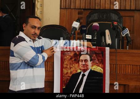 Le Caire, Égypte. Apr 7, 2016. Un partisan de Moubarak soulève son image sur un podium lors d'une session évidements juge Crédit : ZUMA Press, Inc./Alamy Live News Banque D'Images