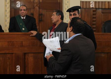 Le Caire, Égypte. Apr 7, 2016. Avocat pour les familles des martyrs tout en présentant certains des documents au juge, mais le juge a refusé de prendre à lui en crédit : ZUMA Press, Inc./Alamy Live News Banque D'Images