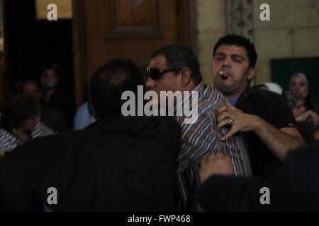 Le Caire, Égypte. Apr 7, 2016. Moubarak partisans attaquent les familles des martyrs avocat après la fin de la session Crédit : ZUMA Press, Inc./Alamy Live News Banque D'Images