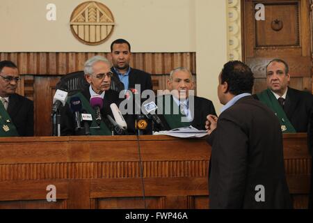 Le Caire, Égypte. Apr 7, 2016. Avocat pour les familles des martyrs tout en présentant certains des documents au juge, mais le juge a refusé de prendre à lui en crédit : ZUMA Press, Inc./Alamy Live News Banque D'Images