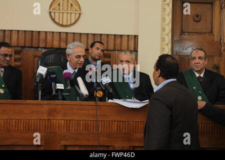 Le Caire, Égypte. Apr 7, 2016. Avocat pour les familles des martyrs tout en présentant certains des documents au juge, mais le juge a refusé de prendre à lui en crédit : ZUMA Press, Inc./Alamy Live News Banque D'Images