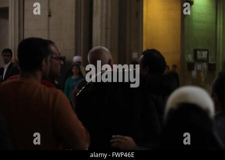 Le Caire, Égypte. Apr 7, 2016. Moubarak partisans attaquent les familles des martyrs avocat après la fin de la session Crédit : ZUMA Press, Inc./Alamy Live News Banque D'Images