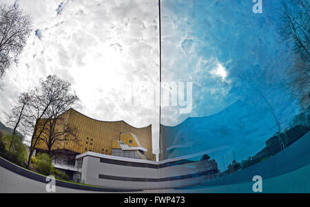 Berlin, Allemagne. 07Th avr, 2016. La Philharmonie se reflète dans la paroi de verre bleu du mémorial aux victimes de l'euthanasie "National-socialiste" meurtres à Berlin, Allemagne, 07 avril 2016. Photo : PAUL ZINKEN/dpa/Alamy Live News Banque D'Images