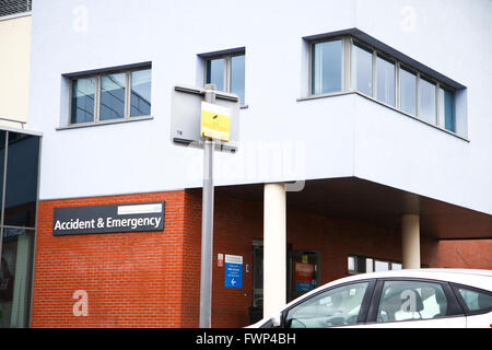 Londres, Royaume-Uni. 7 mars 2016. Les médecins le 2 ème jour de la grève des médecins en dehors de North Middlesex Hospital, Edmonton, au nord de Londres pour protester contre les contrats NHS. Au cours de l'action de grève des médecins fournissent seulement couvrir d'urgence. Credit : Dinendra Haria/Alamy Live News Banque D'Images