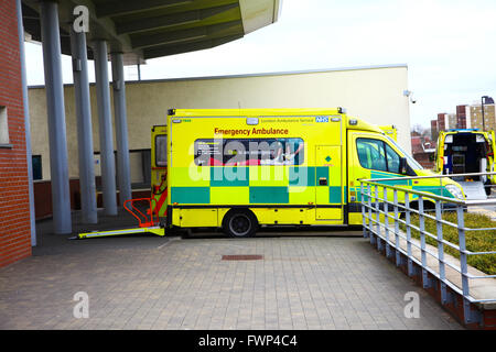 Londres, Royaume-Uni. 7 mars 2016. Les médecins le 2 ème jour de la grève des médecins en dehors de North Middlesex Hospital, Edmonton, au nord de Londres pour protester contre les contrats NHS. Au cours de l'action de grève des médecins fournissent seulement couvrir d'urgence. Credit : Dinendra Haria/Alamy Live News Banque D'Images