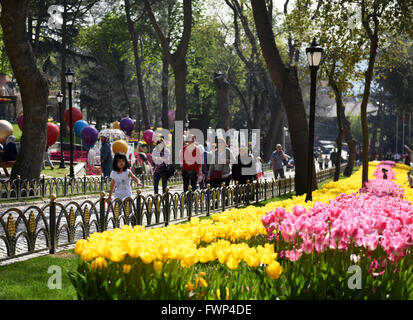 Istanbul, Turquie. 7 avril, 2016. Personnes visitent Emirgan Park à Istanbul, Turquie, le 7 avril 2016. Source : Xinhua/Alamy Live News Banque D'Images