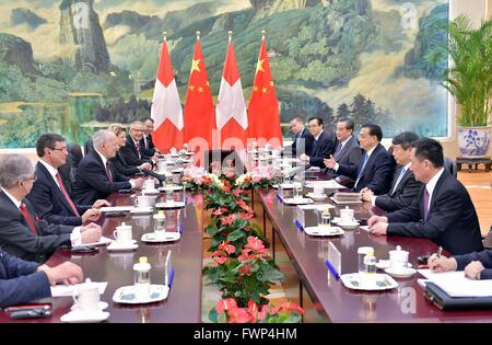 Beijing, Chine. Apr 7, 2016. Le Premier ministre chinois Li Keqiang rencontre le Président suisse Johann Schneider-Ammann à Beijing, Chine, le 7 avril 2016. Crédit : Li Tao/Xinhua/Alamy Live News Banque D'Images