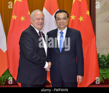 Beijing, Chine. Apr 7, 2016. Le Premier ministre chinois Li Keqiang rencontre le Président suisse Johann Schneider-Ammann à Beijing, Chine, le 7 avril 2016. Crédit : Li Tao/Xinhua/Alamy Live News Banque D'Images