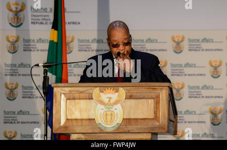 Midrand, Afrique du Sud. Apr 7, 2016. Le président sud-africain Jacob Zuma prend la parole lors du lancement de la commande en projet pilote du ministère de l'Intérieur au centre de congrès Gallagher à Midrand, près de Johannesburg, Afrique du Sud, le 7 avril 2016. Le président sud-africain Jacob Zuma a assisté au lancement de la commande en projet pilote du ministère de l'Intérieur ici jeudi. C'est sa première apparition publique après qu'une motion pour le destituer, proposé par l'opposition, a été rejeté au Parlement le mardi à Cape Town. Credit : Zhai Jianlan/Xinhua/Alamy Live News Banque D'Images