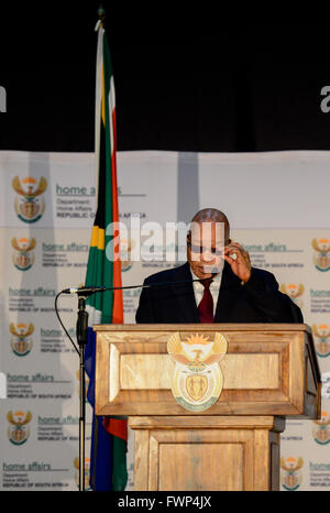 Midrand, Afrique du Sud. Apr 7, 2016. Le président sud-africain Jacob Zuma prend la parole lors du lancement de la commande en projet pilote du ministère de l'Intérieur au centre de congrès Gallagher à Midrand, près de Johannesburg, Afrique du Sud, le 7 avril 2016. Le président sud-africain Jacob Zuma a assisté au lancement de la commande en projet pilote du ministère de l'Intérieur ici jeudi. C'est sa première apparition publique après qu'une motion pour le destituer, proposé par l'opposition, a été rejeté au Parlement le mardi à Cape Town. Credit : Zhai Jianlan/Xinhua/Alamy Live News Banque D'Images