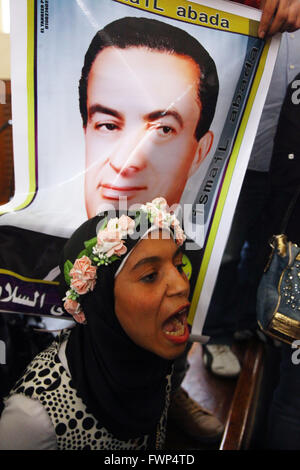 Le Caire. Apr 7, 2016. Un partisan de l'ancien président Hosni Moubarak slogans chants lors d'une cour au Caire, Egypte le 7 avril 2016. La Cour de cassation de l'Égypte le jeudi reporté le procès de Moubarak sur le meurtre de manifestants en janvier 2011. Credit : Ahmed Gomaa/Xinhua/Alamy Live News Banque D'Images