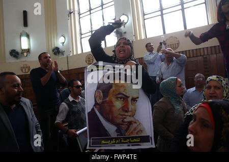 Le Caire. Apr 7, 2016. Les partisans de l'Egypte, l'ancien président Hosni Moubarak slogans chant lors d'une cour au Caire, Egypte le 7 avril 2016. La Cour de cassation de l'Égypte le jeudi reporté le procès de Moubarak sur le meurtre de manifestants en janvier 2011. Credit : Ahmed Gomaa/Xinhua/Alamy Live News Banque D'Images