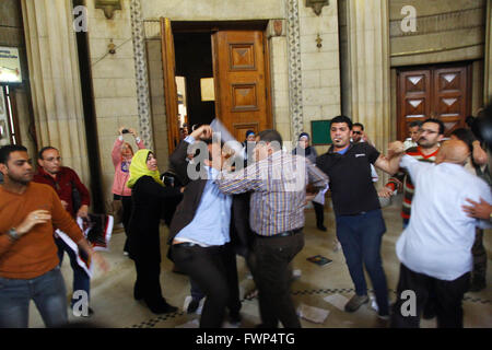 Le Caire. Apr 7, 2016. Les gens contre l'Egypte, l'ancien président Hosni Moubarak se battre avec leurs adversaires lors d'une cour au Caire, Egypte le 7 avril 2016. La Cour de cassation de l'Égypte le jeudi reporté le procès de Moubarak sur le meurtre de manifestants en janvier 2011. Credit : Ahmed Gomaa/Xinhua/Alamy Live News Banque D'Images