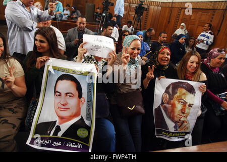 Le Caire. Apr 7, 2016. Les partisans de l'Egypte, l'ancien président Hosni Moubarak slogans chant lors d'une cour au Caire, Egypte le 7 avril 2016. La Cour de cassation de l'Égypte le jeudi reporté le procès de Moubarak sur le meurtre de manifestants en janvier 2011. Credit : Ahmed Gomaa/Xinhua/Alamy Live News Banque D'Images