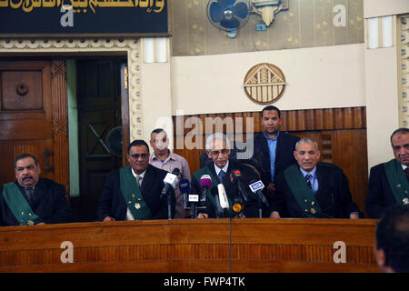 Le Caire. Apr 7, 2016. Accepter les juges interview sur le procès de Moubarak lors d'une cour au Caire, Egypte le 7 avril 2016. La Cour de cassation de l'Égypte le jeudi reporté le procès de Moubarak sur le meurtre de manifestants en janvier 2011. Credit : Ahmed Gomaa/Xinhua/Alamy Live News Banque D'Images