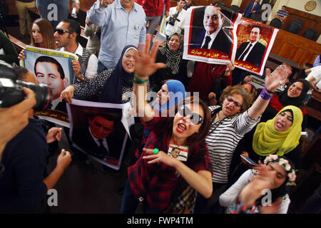 Le Caire. Apr 7, 2016. Les partisans de l'Egypte, l'ancien président Hosni Moubarak slogans chant lors d'une cour au Caire, Egypte le 7 avril 2016. La Cour de cassation de l'Égypte le jeudi reporté le procès de Moubarak sur le meurtre de manifestants en janvier 2011. Credit : Ahmed Gomaa/Xinhua/Alamy Live News Banque D'Images